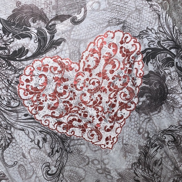 Women’s top with heart - Picture 2 of 5